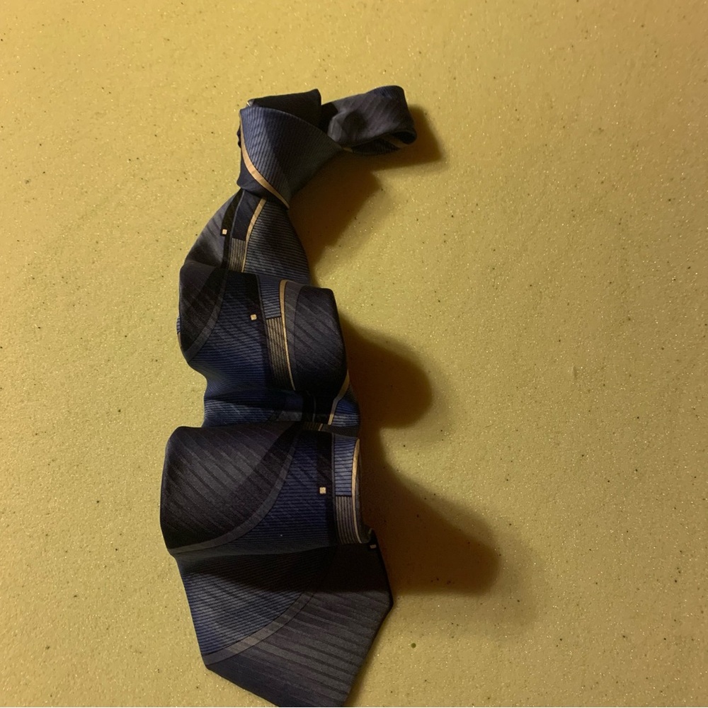 Arrow Men's Necktie in Geo Squares and Waves